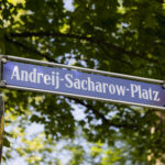 Straßennamenschild des Andreij-Sacharow-Platzes